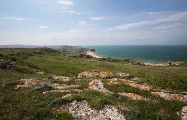 Kerç Boğazı. Bir bahar gününde Azak Denizi'nin kayalık sahil.