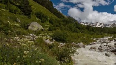 Rusya, zaman atlamalı. Yaz aylarında Kafkas Dağları fırtınalı bir nehirde bulutlar ve su akar