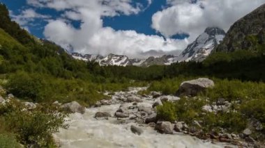 Rusya, zaman atlamalı. Yaz aylarında Kafkas Dağları fırtınalı bir nehirde bulutlar ve su akar