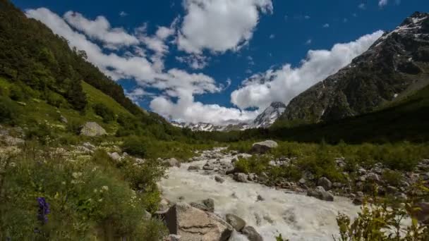 Russia Time Lapse Movimenti Nuvole Acqua Scorrono Fiume Tempestoso Nelle — Video Stock