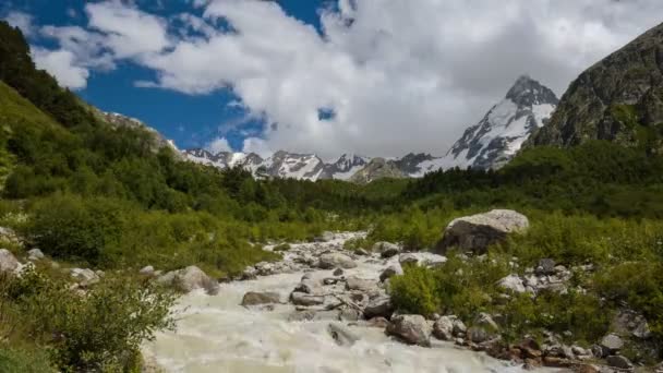 俄罗斯 时间流逝 夏季高加索山地暴雨河中云和水流的流动 — 图库视频影像
