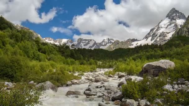 Rusia Lapso Tiempo Movimiento Nubes Agua Fluye Río Tormentoso Las — Vídeo de stock