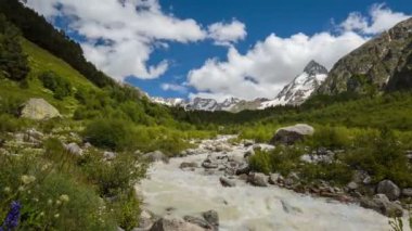 Rusya, zaman atlamalı. Yaz aylarında Kafkas Dağları fırtınalı bir nehirde bulutlar ve su akar