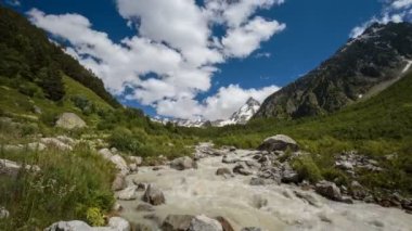 Rusya, zaman atlamalı. Yaz aylarında Kafkas Dağları fırtınalı bir nehirde bulutlar ve su akar
