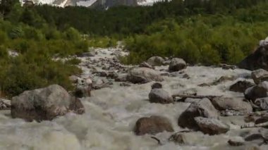 Rusya, zaman atlamalı. Yaz aylarında Kafkas Dağları fırtınalı bir nehirde bulutlar ve su akar