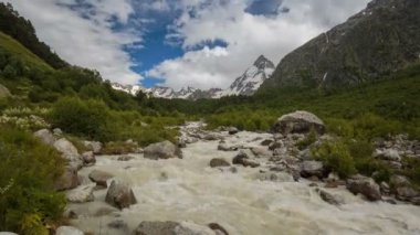 Rusya, zaman atlamalı. Yaz aylarında Kafkas Dağları fırtınalı bir nehirde bulutlar ve su akar