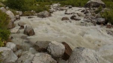 Rusya, zaman atlamalı. Yaz aylarında Kafkas Dağları fırtınalı bir nehirde bulutlar ve su akar