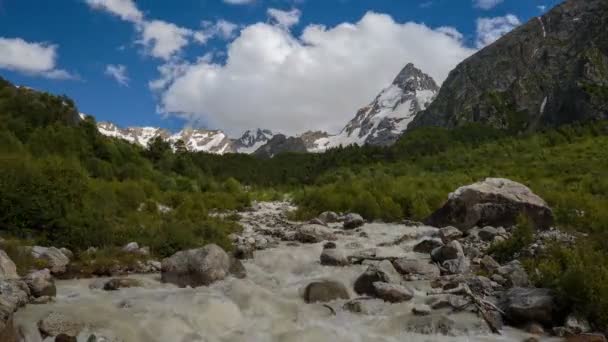 Rusia Lapso Tiempo Movimiento Nubes Agua Fluye Río Tormentoso Las — Vídeo de stock