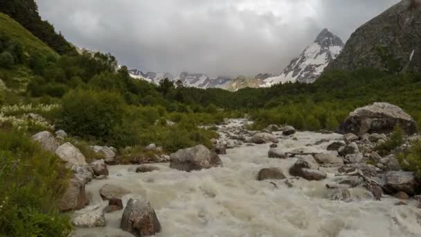 Russland Zeitraffer Bewegung Von Wolken Und Wasserströmen Einem Stürmischen Fluss — Stockvideo