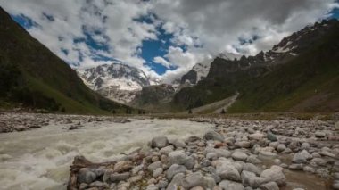 Rusya, zaman atlamalı. Yaz aylarında Kafkas Dağları fırtınalı bir nehirde bulutlar ve su akar