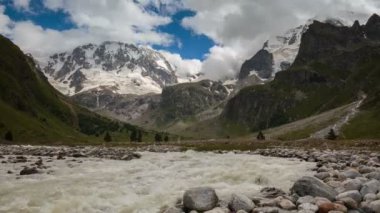 Rusya, zaman atlamalı. Yaz aylarında Kafkas Dağları fırtınalı bir nehirde bulutlar ve su akar