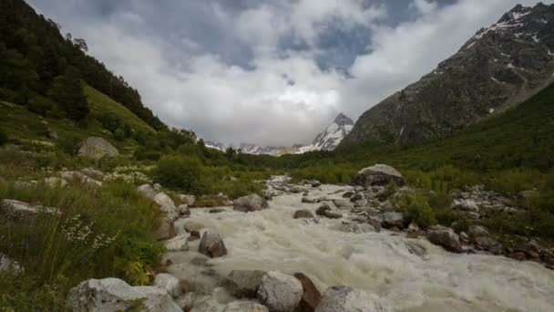 Ryssland Tidsfördröjning Rörelse Moln Och Vatten Flödar Stormig Flod Kaukasus — Stockvideo