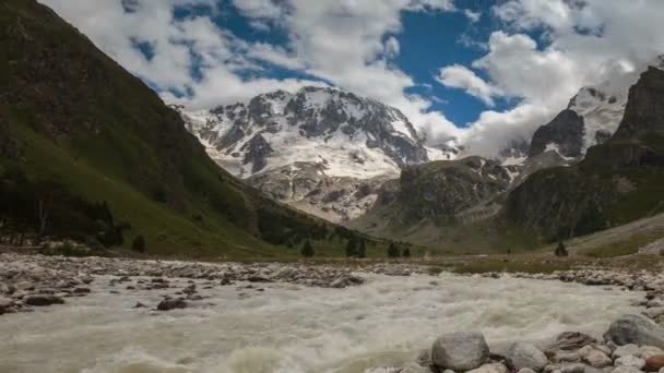 Russland Zeitraffer Bewegung Von Wolken Und Wasserströmen Einem Stürmischen Fluss — Stockvideo