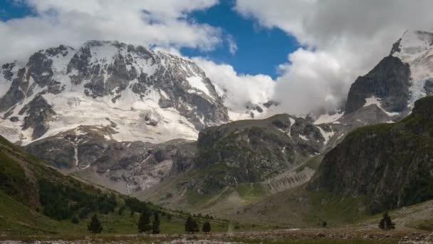 러시아 경과입니다 여름에 산맥에 폭풍우 구름과 운동의 — 비디오