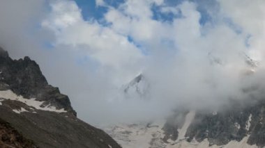 Rusya, zaman atlamalı. Yaz aylarında Kafkas Dağları fırtınalı bir nehirde bulutlar ve su akar
