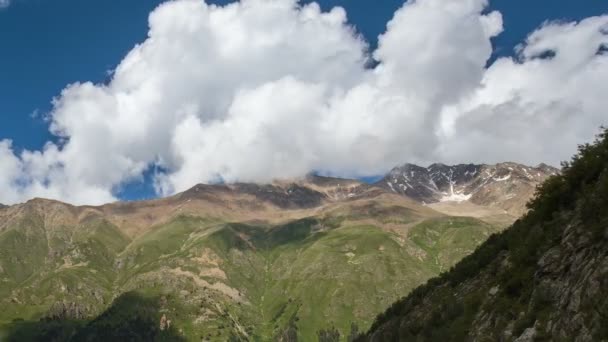 Russie, laps de temps. Mouvement des nuages et des écoulements d'eau dans une rivière orageuse dans les montagnes du Caucase en été 
