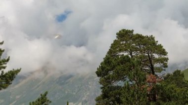 Rusya, zaman atlamalı. Yaz aylarında Kafkas Dağları fırtınalı bir nehirde bulutlar ve su akar