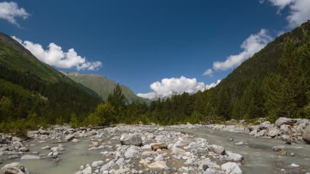 Russland Zeitraffer Bewegung Von Wolken Und Wasserströmen Einem Stürmischen Fluss — Stockvideo