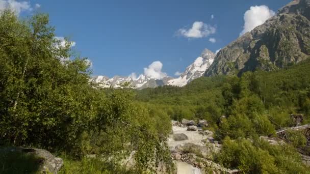 Russie, laps de temps. Mouvement des nuages et des écoulements d'eau dans une rivière orageuse dans les montagnes du Caucase en été 