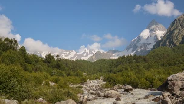 Russia Time Lapse Movimenti Nuvole Acqua Scorrono Fiume Tempestoso Nelle — Video Stock