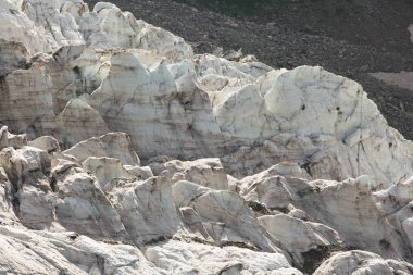 Rusya'nın Batı Kafkas Dağları üzerinde gösteri ve buz Kashkatash buzul havadan görünümü.