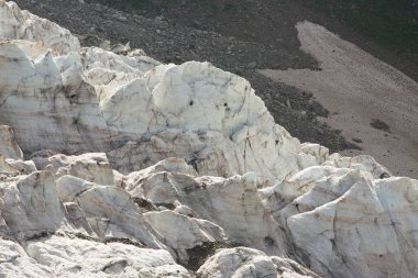 Rusya'nın Batı Kafkas Dağları üzerinde gösteri ve buz Kashkatash buzul havadan görünümü.