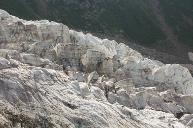 Rusya'nın Batı Kafkas Dağları üzerinde gösteri ve buz Kashkatash buzul havadan görünümü.