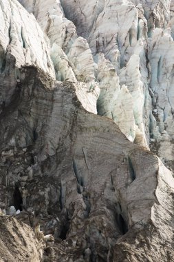 Rusya'nın Batı Kafkas Dağları üzerinde gösteri ve buz Kashkatash buzul havadan görünümü.