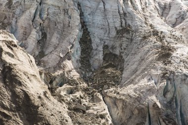 Rusya'nın Batı Kafkas Dağları üzerinde gösteri ve buz Kashkatash buzul havadan görünümü.