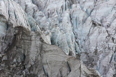 Rusya'nın Batı Kafkas Dağları üzerinde gösteri ve buz Kashkatash buzul havadan görünümü.