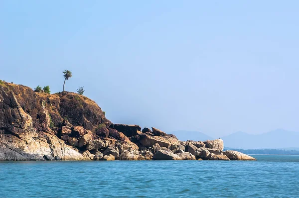 Rocce tipiche e vista tropicale di un'isola — Foto Stock