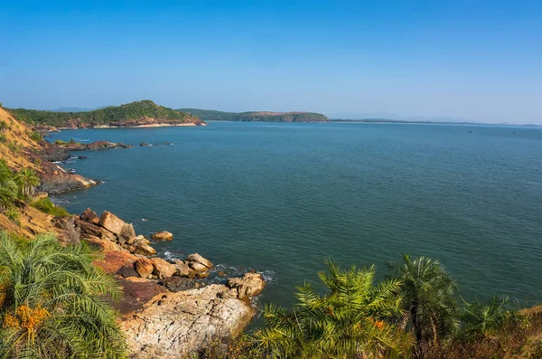 Het landschap is prachtige rotskust, blauwe zee en wolkenloze hemel. Om strand, Gokarna, Karnataka, India — Stockfoto