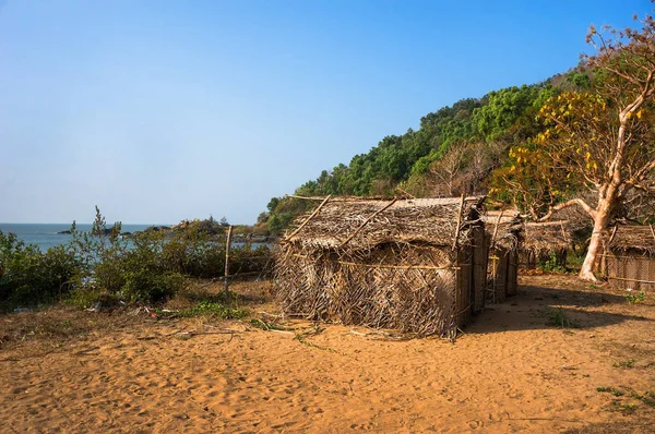 Соломенные бунгало на пляже. Дешевый дом в Gokarna India для туристов . — стоковое фото