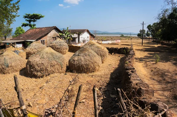 Život chudých lidí ve vesnicích v Indii. Tradiční úkrytů ve venkovských oblastech Indie — Stock fotografie