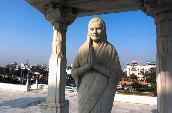 Biały pomnik modląc się kobieta w świątyni złożonych, z widokiem na miasto Dźajpur, Indie — Zdjęcie stockowe