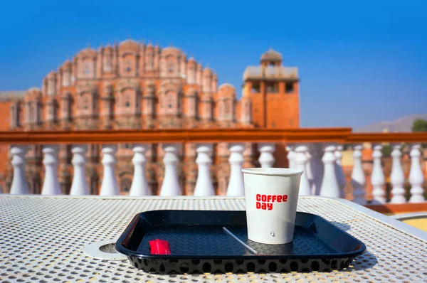 Aamiainen katolla näköalalla Hawa Mahal ja Jaipur. Hawa Mahal - tuulen temppeli — kuvapankkivalokuva