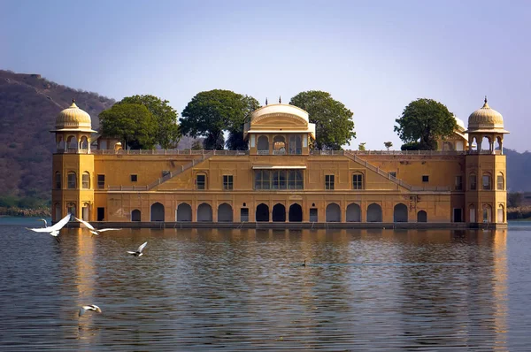 View of Jal Mahal from the Man Sagar Lake. Jal Mahal is the major tourist attraction in Jaipur — Stock Photo, Image