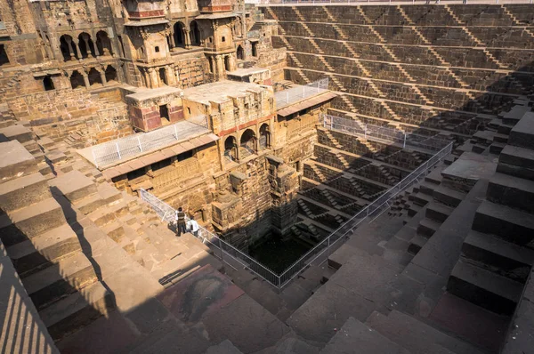 Chand Baori Stepwell en la aldea de Abhaneri — Foto de Stock