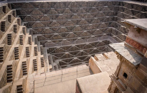 Chand Baori - acelerar el pozo, la construcción de la arquitectura antigua — Foto de Stock