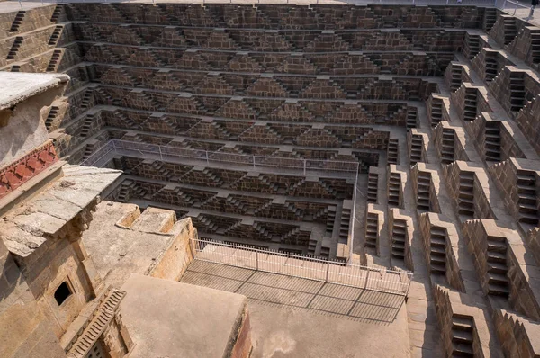 Chand Baori - acelerar el pozo, la construcción de la arquitectura antigua — Foto de Stock