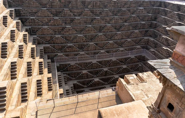 Chand Baori - acelerar el pozo, la construcción de la arquitectura antigua — Foto de Stock