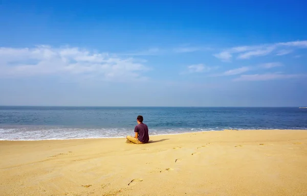 Un uomo siede sulla spiaggia in India — Foto Stock