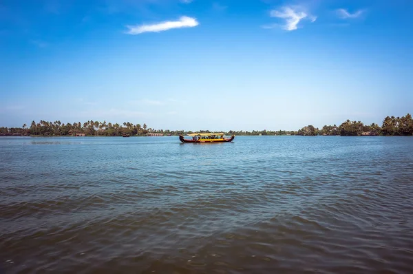 Båt i mitten av sjön i kanalerna i Alleppey, — Stockfoto