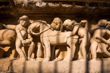 Ünlü erotik taş bas oyma rahatlatır, Lakshmana Tapınağı, Khajuraho, Hindistan.