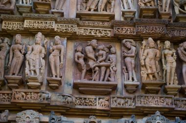 Kama Sutra antik tapınak içinde Hindistan kajuraho duvarlarında seks insanlar tasvir eden heykeller