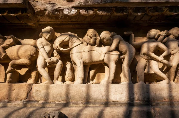 Vita intima della gente antica su rilievo di pietra su muro di tempio di Khajuraho, India . — Foto Stock