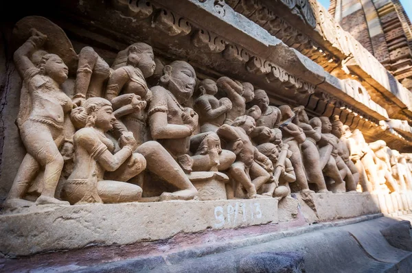Antico bassorilievo nel famoso tempio di Khajuraho, India. La maggior parte tempio di Khajuraho — Foto Stock