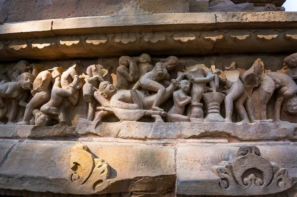 Sculture raffiguranti persone che fanno sesso sulle pareti degli antichi templi di Kama Sutra in India kajuraho — Foto Stock