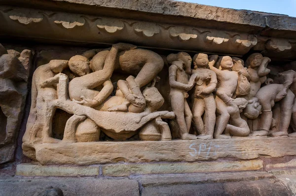 Sculture di musicisti sulle pareti esterne del tempio indù di Khajuraho, India — Foto Stock