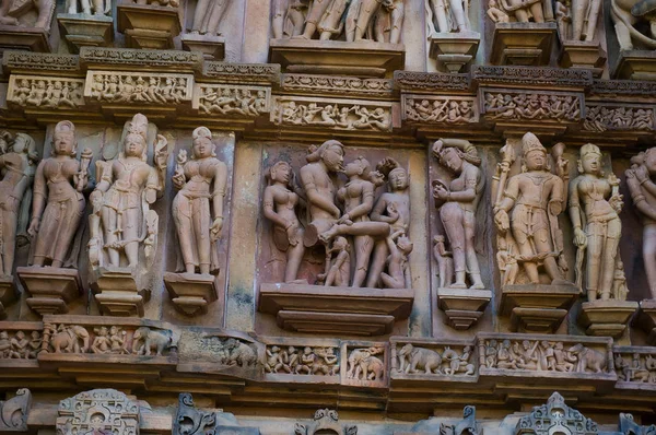 Sculture raffiguranti persone che fanno sesso sulle pareti degli antichi templi di Kama Sutra in India kajuraho — Foto Stock